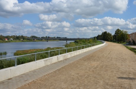 Daugavas aizsargdambis - promenāde Jēkabpilī